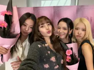 「BLACKPINK」リサ、遅れて伝えた10周年の気持ち「死ぬまで一緒にするメンバー」