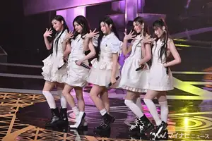 ILLIT、『レコ大』で喪章つけパフォーマンス 韓国での旅客機事故を受け