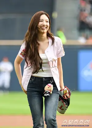 TWICE's Nayeon, the goddess at the ballpark