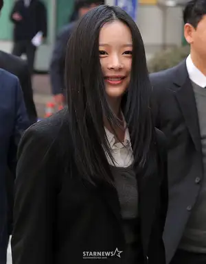 'NewJeans Agency' ADOR Accused of Revealing Hani's Visa Information [Star Issue]