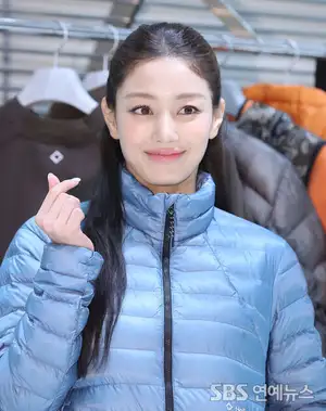 TWICE's JIHYO Flaunts Bright Smile and Heart Pose
