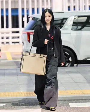 TWICEミナ、フェンディの最新コレクションを纏って仁川国際空港に登場!2027年春夏コレクション開催のミラノへと出発