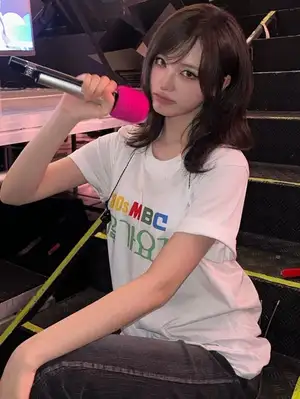 IVE’s Liz Channels 1980s Teen Star in Retro Performance