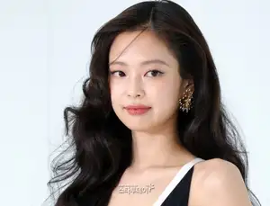 BLACKPINKジェニーの身体の一部が露出したように見えるようにした問題の映像を初めて掲示したと知られたSNSアカウントが停止された。 所属事務所は悪意的な写真·映像編集および流布行為に無寛容法的対..