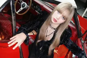 「毛に厳しいの日本だけ」BLACKPINK・リサ 水着ショットで写り込んだ産毛に脱毛論争勃発…“時代と逆行”の指摘も反対意見が相次いだワケ
