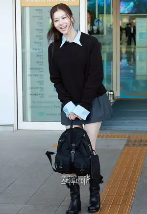 TWICE's Sana, Radiant on Her Way Abroad [Photos]