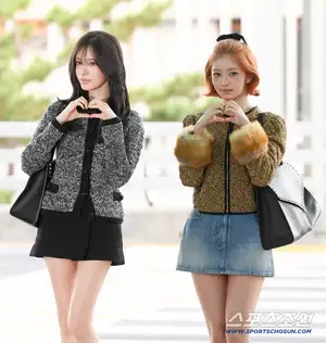 IVE's Liz and Rei—Heart Pose