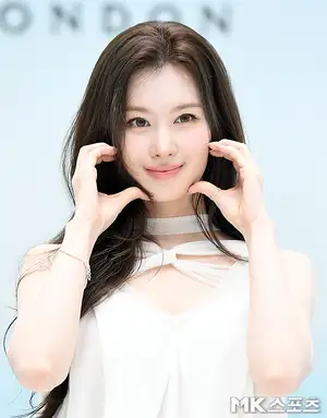 Group TWICE Sana completed her brilliant beauty with all-white styling from head to toe as if she ha..