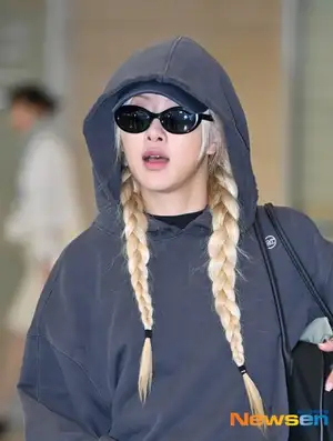 【PHOTO】BLACKPINK ロゼ、海外スケジュールを終えて帰国(動画あり)