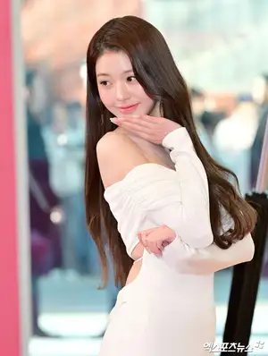 IVE draws line on luxury fan gifts after Jang Wonyoung birthday support debate