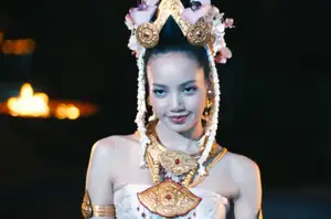 LISA of BLACKPINK Smolders as a Mysterious Hotel Employee in New ‘White Lotus’ Season 3 Teaser