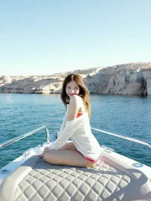 BLACKPINK リサ、10周年イベントの論争を経てヨットでリラックスした近況を公開