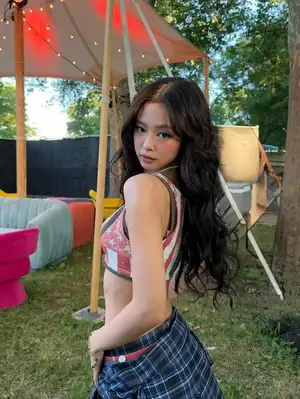 「なんてこった」BLACKPINK・ジェニーのハイレグコーデが沸騰 世界的トレンドに「どこまでがファッション?」議論も