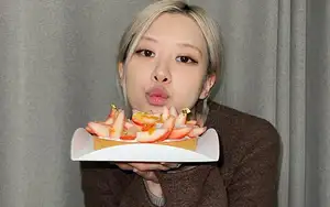 BLACKPINK’s Rosé Adds Food Vlogger To Her Résumé