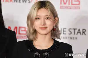 IVEガウル、美デコルテ際立つノースリミニワンピショット公開「透き通るような美肌」「スタイルレベチ」の声