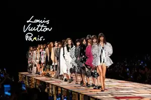 BLACKPINKリサ、Kōki,、ローラも出席「Louis Vuitton」2025年春夏コレクションが魅せる、相反しながら生み出されるハーモニー