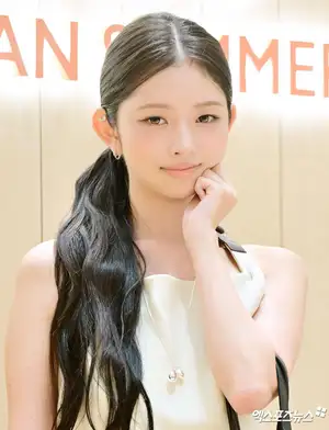 IVE’s Rei ditches bangs for sleek side ponytail and summer-ready elegance