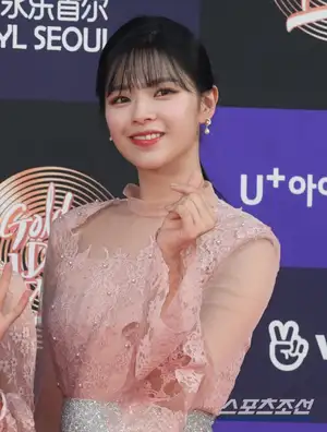 TWICE's Jeongyeon to Take on Acting at Her Sister Gong Seung-yeon's Agency, Leaves JYP for a Fresh Start