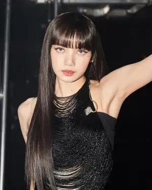 BLACKPINKリサ、英国の街でタイ人男性俳優と目撃…「熱愛説が再燃」（中央日報日本語版）