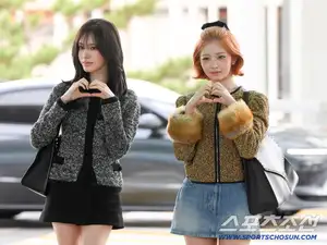 IVE's Liz and Rei Strike Heart-Fluttering Heart Poses