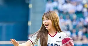 [Photo] LE SSERAFIM Hong Eun-chae throws happy first pitch - CHOSUNBIZ