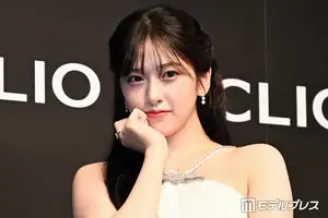 IVEユジン、美ウエスト際立つミニ丈トップスコーデ 香港ショットに「可愛すぎて夜でも目立つ」「スタイル神」と反響