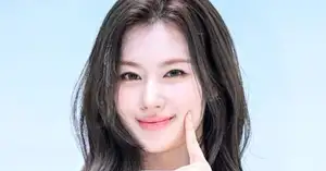 [Photo] TWICE Sana melts fans with gaze - CHOSUNBIZ