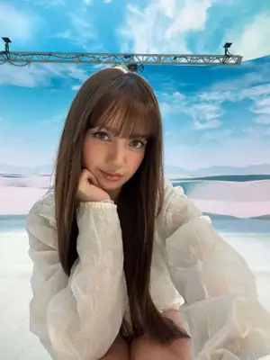「これぞ世界級」〝腹出し&透けコーデ〟でW杯降臨!BLACKPINK・LISAに「スタジアムまでステージに」「オーラが違いすぎる」の声