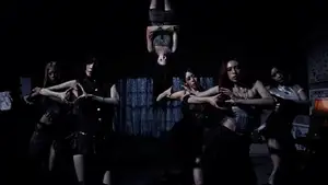 怪奇と官能の美女吸血鬼に変化！BLACKPINKの妹・日本人RUKAとASA所属 K-POPガールズアイドルグループ BABYMONSTER (ベイビーモンスター)、新曲｢MOON｣MV公開