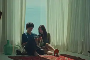 BLACKPINKジェニー、新曲「Less Than A Lover」MVの舞台がAirbnbで“3泊限定”宿泊可能に