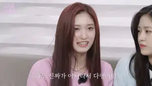 Netizens discuss what they think of IVE Leeseo's response to a hidden camera prank