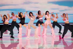 TWICEが「ヴィクトリアズ・シークレット」ショーに登場!メンバー4人が圧巻のパフォーマンスを披露