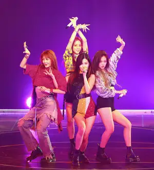 【韓流】BLACKPINKのJENNIE「危険ながらも美しい」赤いミニスリップドレス姿に世界が注目