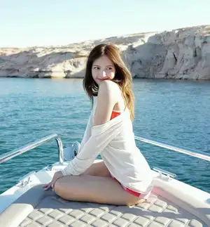 After Blackpink's 10th Anniversary Event... LISA Shows Off Her Swimsuit Look on a Yacht