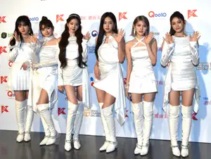 【KCON 2022 JAPAN】IVE“美脚披露”のオールホワイト衣装でレッドカーペットに登場
