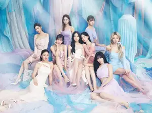 TWICEが明日新曲リリース&ファミマとの新映像を公開、チキン片手に微笑むメンバーは