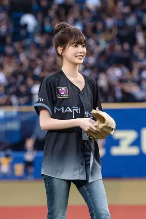 LE SSERAFIMホン・ウンチェ、日本プロ野球で始球式…ロッテ快勝の「勝利の女神」に