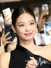 【全文】「BLACKPINK」JENNIEも頭を下げた…デビュー10周年をめぐる議論に謝罪「言い訳の余地もなく、申し訳ない」