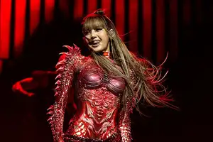 BLACKPINKのリサ、ニュー・ソロAL制作中と明かす&“双子の姉妹みたい”と語るメンバーとは?