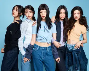 NewJeansが「カルバン・クライン」のキャンペーンに5人そろって登場 新作ジーンズを着用