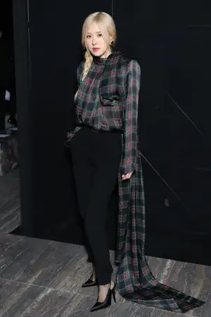 BLACKPINKのロゼ、水原希子、ヘイリー・ビーバーetc.、サンローラン2024年春夏ショーを盛り上げたセレブSNAP