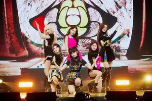 新ガールズグループ「IVE」デビューショーケースでファンにあいさつ 元IZ*ONE&日本人も所属