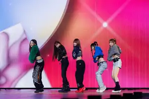 NewJeans「Hype Boy」MV再現“スマホの上で踊る”ステージで魅力全開<2022 MAMA AWARDS DAY2>