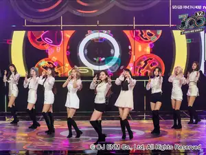 周年を迎えるTWICE の足跡... MISAMO(ミサモ) や TZUYU(ツウィ) ら、多彩なソロ&ユニット活動も精力的なグループのヒストリー