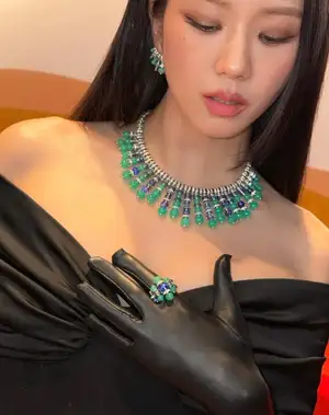 BLACKPINKのジスが、約200億ベトナムドン相当のジュエリーセットで人々を魅了した。