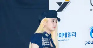 [Photo] LE SSERAFIM Huh Yun-jin flashes dazzling blonde - CHOSUNBIZ