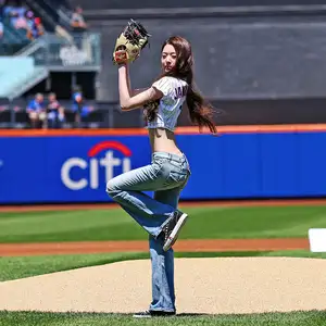 「バービー人形のビジュアル」IVEのチャン・ウォニョン、MLBニューヨーク・メッツ戦で始球式(朝鮮日報日本語版)