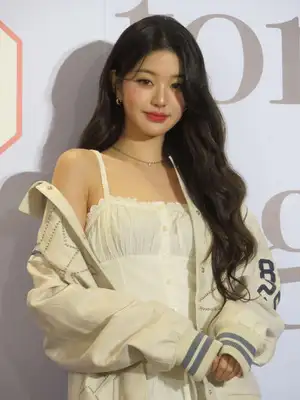 【韓流】IVE・WONYOUNGが秋のスタイル披露 スリム体形の秘訣は？