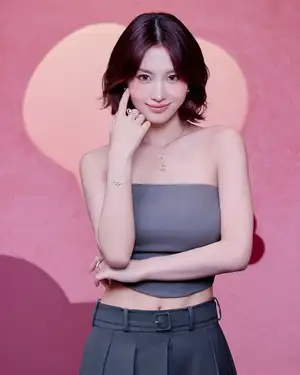 TWICE MOMOが「タサキ 銀座本店」に来店 "チャンツ"と楽しむホリデー