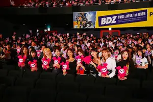 TWICEが感謝の涙で怒涛の1年を振り返る